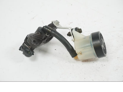 Baksidan på Bromshuvudcylinder från en Honda CBR 1000 RR -2004 motorcykel.