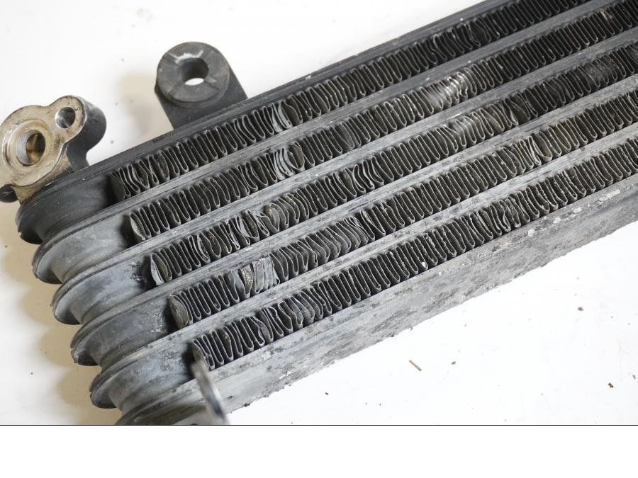 Snett uppifrån på Oljekyl från en Honda CBR 1100 XX -1999 motorcykel.