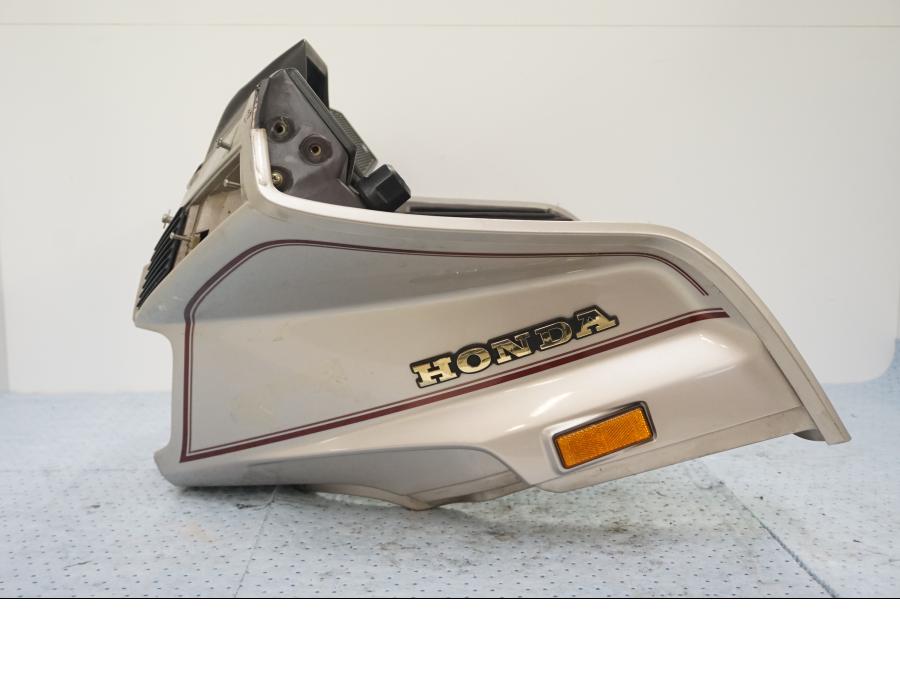 Baksidan på Toppkåpa från en Honda GL 1200 -1987 motorcykel.