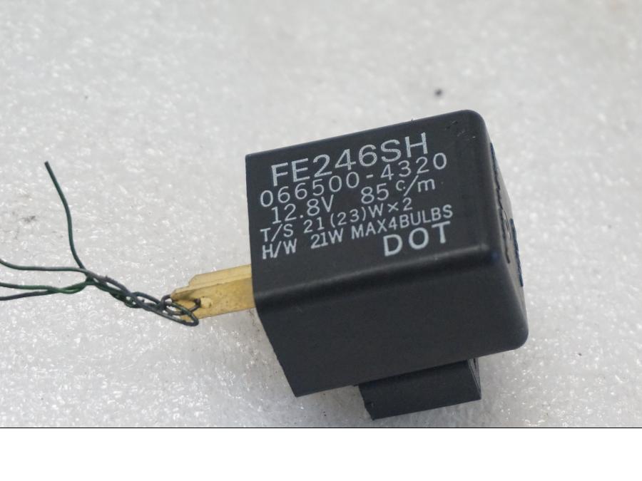 Baksidan på Blinkersrelä från en Suzuki SV 650 -2016 motorcykel.