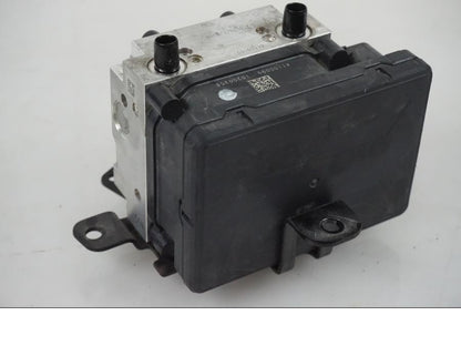 Vänster sida på ABS Modulator från en H-D Adventure Pan America Special RA1250S -2021 motorcykel.