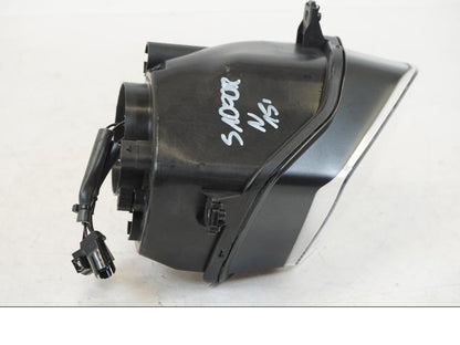 Snett nerifrån på Strålkastare från en BMW S 1000 R -2013 motorcykel.