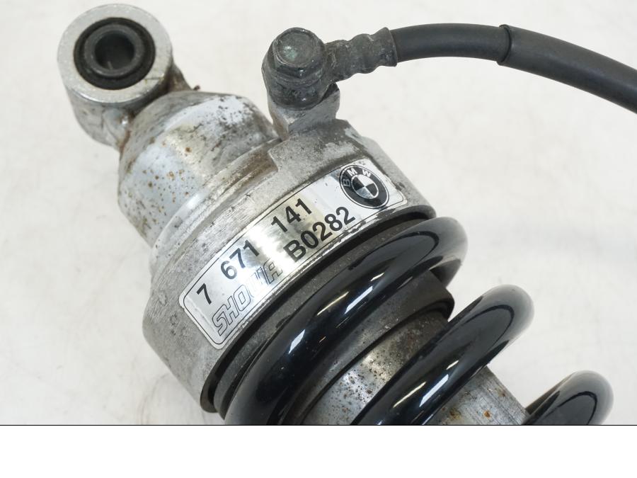 Snett nerifrån på Stötdämpare från en BMW F 650 CS -2003 motorcykel.