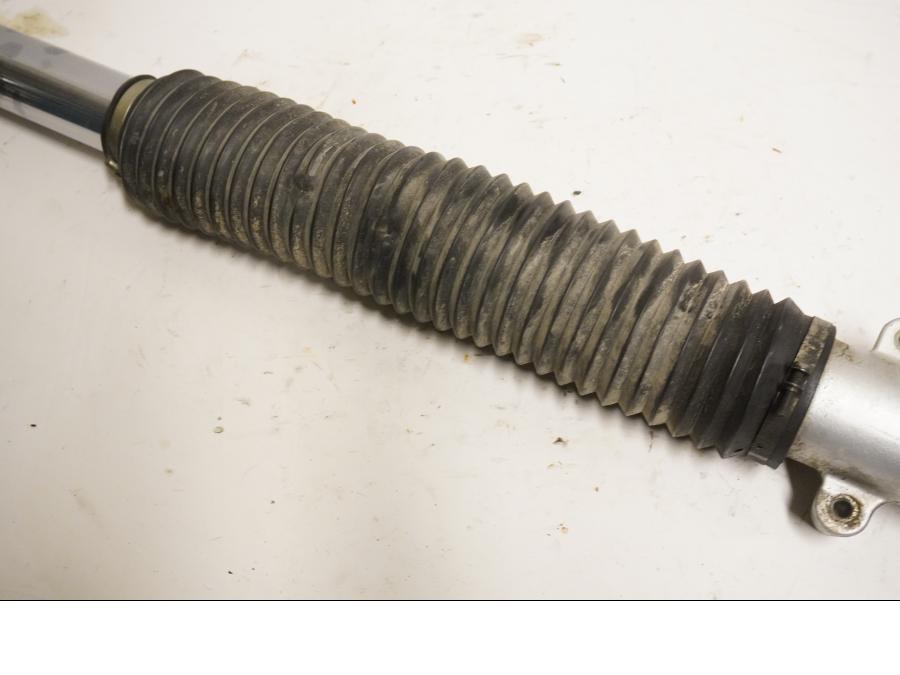 Höger sida på Gaffelben från en Triumph Tiger -2002 motorcykel.