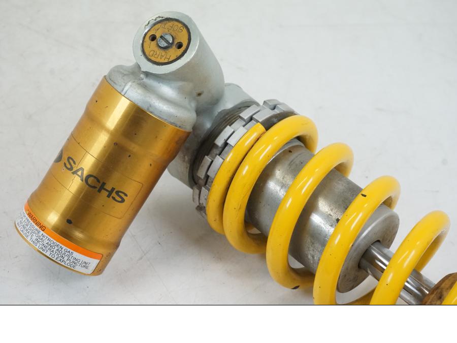 Baksidan på Stötdämpare från en Aprilia Tuono V4R -2011 motorcykel.