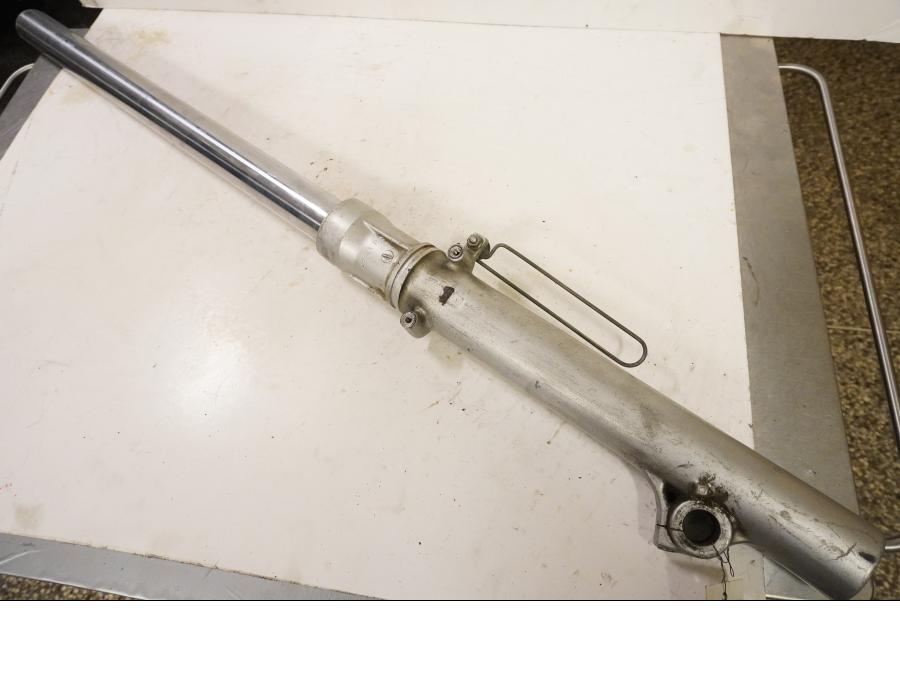 Framsidan på Gaffelben från en Suzuki DR 800 S -1992 motorcykel.