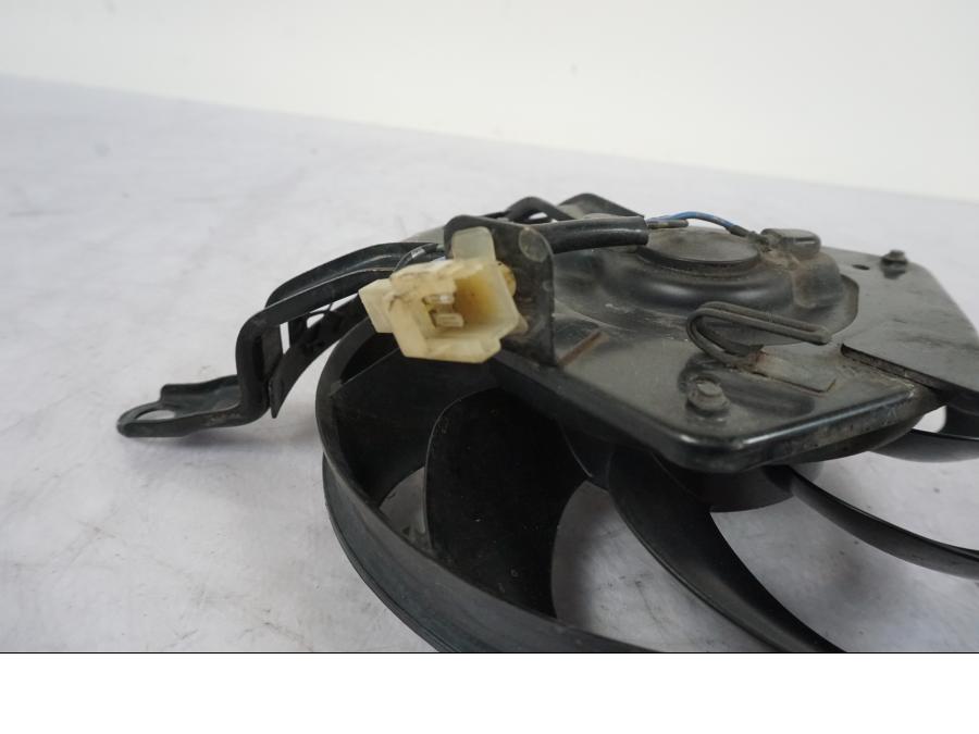 Snett uppifrån på Vattenkylfläkt från en Suzuki GSX-R 1000 -2005 motorcykel.