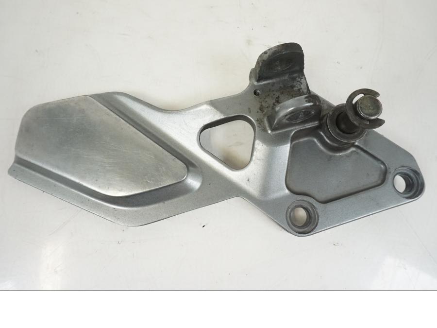 Framsidan på Fotpinnefäste från en Kawasaki ZZR 1100 -1994 motorcykel.