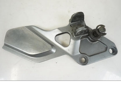 Framsidan på Fotpinnefäste från en Kawasaki ZZR 1100 -1994 motorcykel.