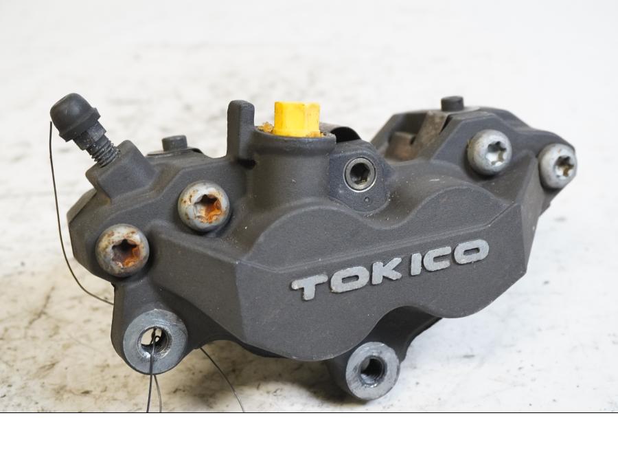 Framsidan på Bromsok från en Suzuki SV 1000 -2005 motorcykel.