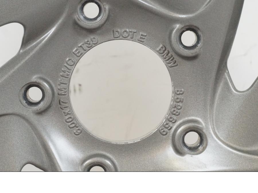 Baksidan på Fälg från en BMW K 1600 GTL -2015 motorcykel.