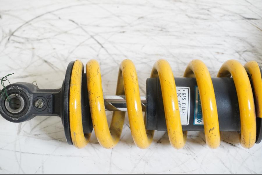 Snett nerifrån på Stötdämpare från en Honda CBR 900 RR -2002 motorcykel.