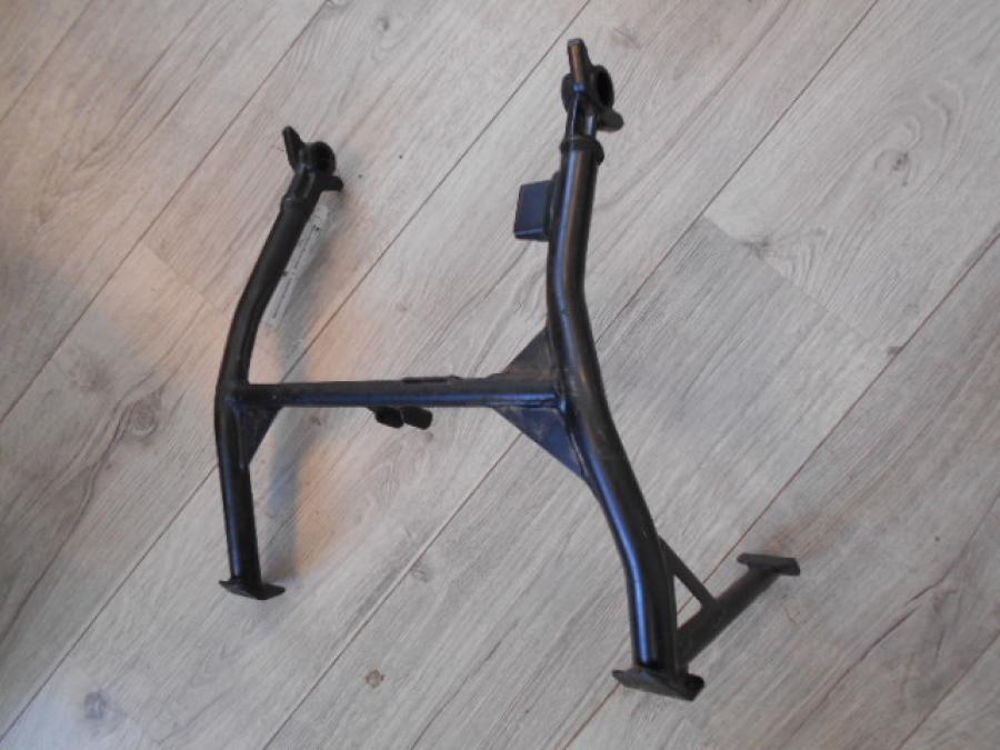 Baksidan på Centralstöd från en KTM 1190 Adventure -2013 motorcykel.