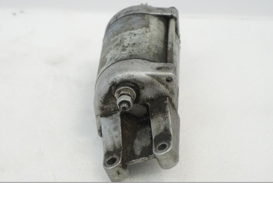 Vänster sida på Startmotor från en Aprilia RSV 1000 -2010 motorcykel.