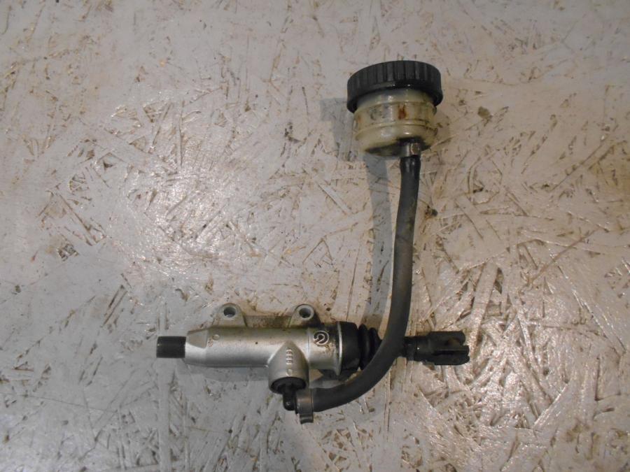 Framsidan på Bromshuvudcylinder från en BMW K 1300 R -2009 motorcykel.