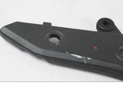 Baksidan på Fotpinnefäste från en Kawasaki ER-6N ABS -2010 motorcykel.