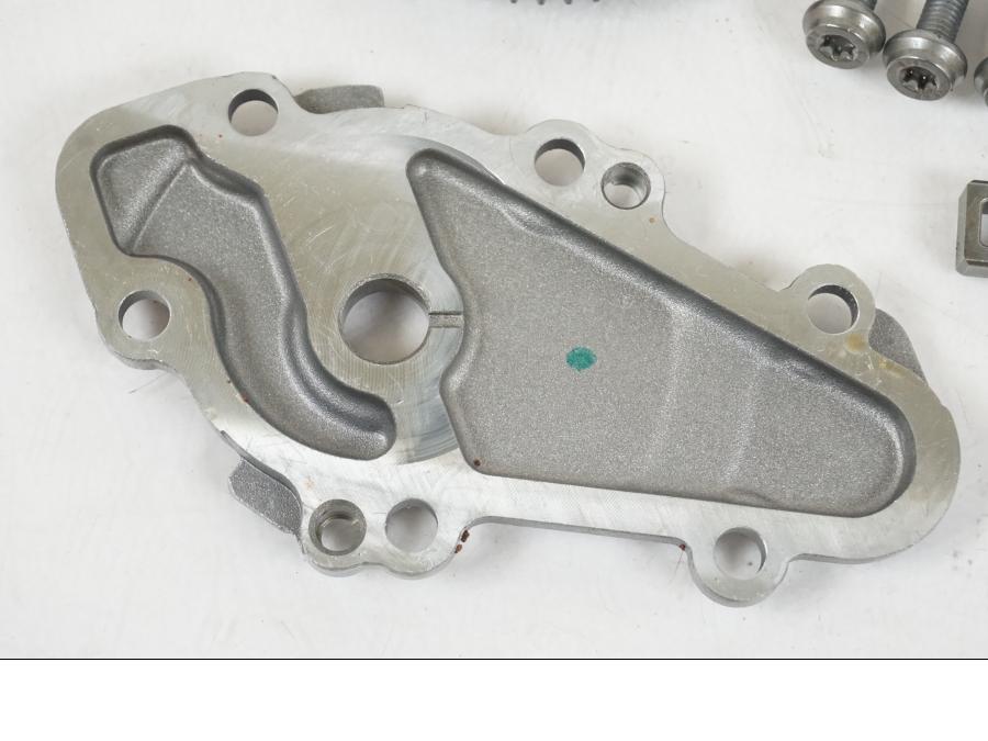 Baksidan på Oljepump från en BMW R 1250 GS -2021 motorcykel.