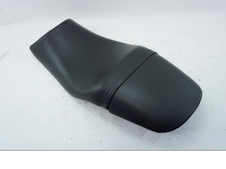 Vänster sida på Sadel från en Triumph TT 600 -2001 motorcykel.