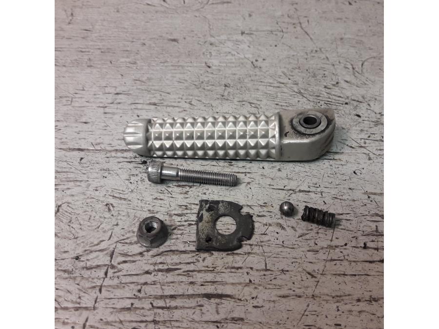 Framsidan på Fotpinne från en Yamaha YZF 1000 R1 -2003 motorcykel.