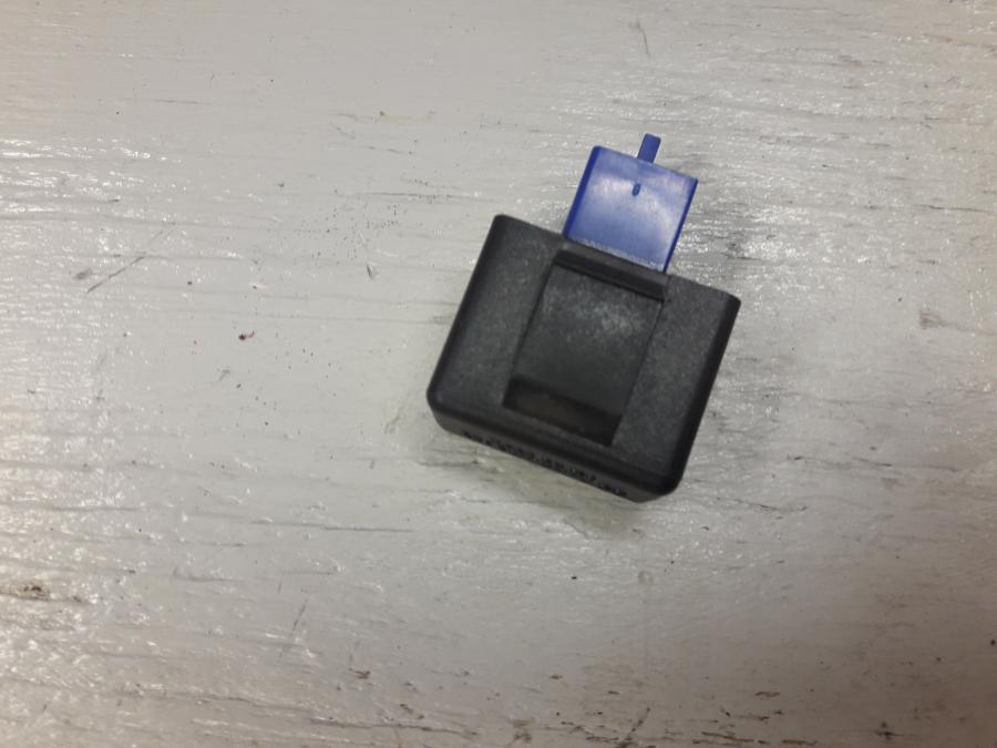 Framsidan på Blinkersrelä från en KTM 125 Duke -2017 motorcykel.