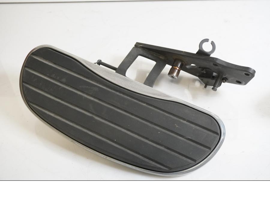 Vänster sida på Fotplatta från en Kawasaki VN 1700 Classic Tourer -2009 motorcykel.