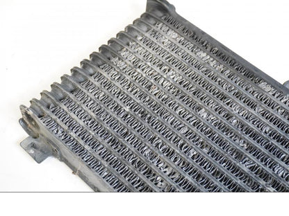 Vänster sida på Oljekyl från en Suzuki GSX 750 -1998 motorcykel.