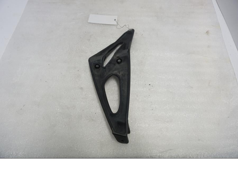 Baksidan på Fotpinnefäste från en BMW K 1300 R -2011 motorcykel.