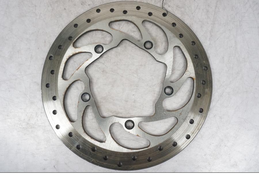 Snett nerifrån på Bromsskiva från en BMW K 1600 GTL -2015 motorcykel.