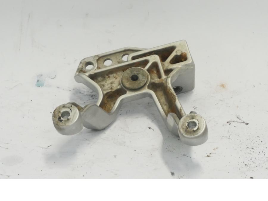 Vänster sida på Fotpinnefäste från en Suzuki DL 1000 -2003 motorcykel.