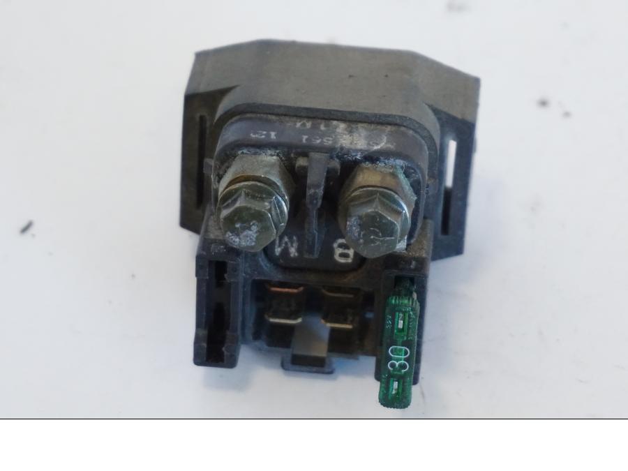 Snett uppifrån på Startrelä från en Yamaha YZF 1000 R -1997 motorcykel.