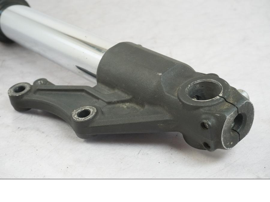 Höger sida på Gaffelben från en Triumph Tiger Explorer -2013 motorcykel.