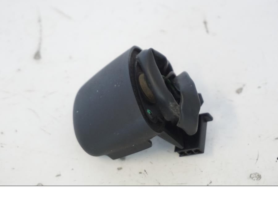 Snett nerifrån på Skyltbelysning från en Honda SH 300 A -2011 scooter.