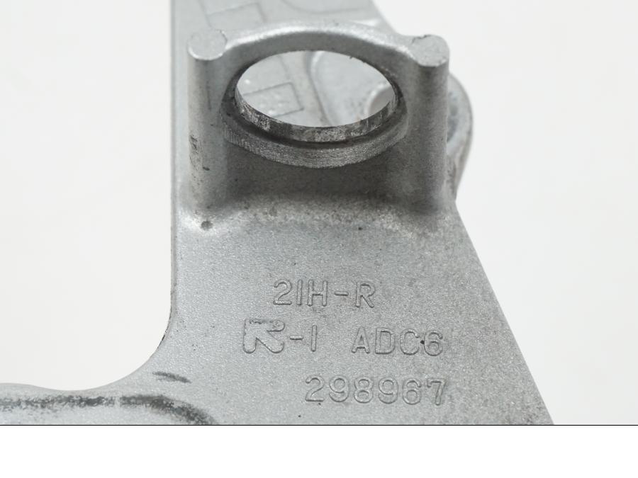 Vänster sida på Fotpinnefäste från en Suzuki GSX-R 1000 -2007 motorcykel.