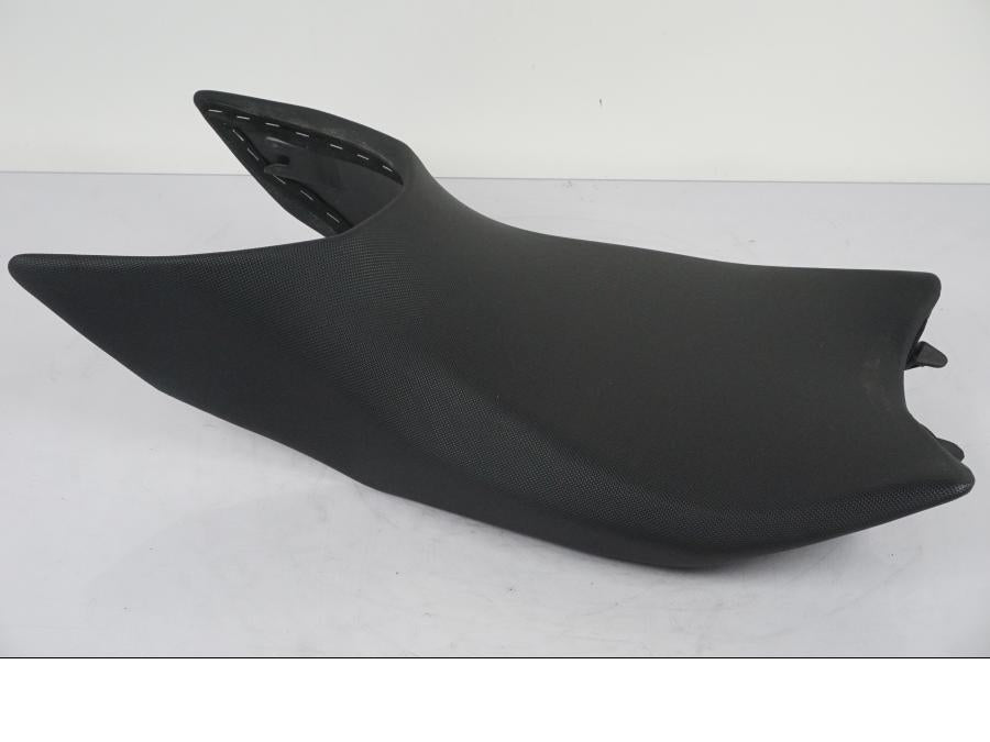 Vänster sida på Sadel från en KTM 1290 Super Duke R -2015 motorcykel.