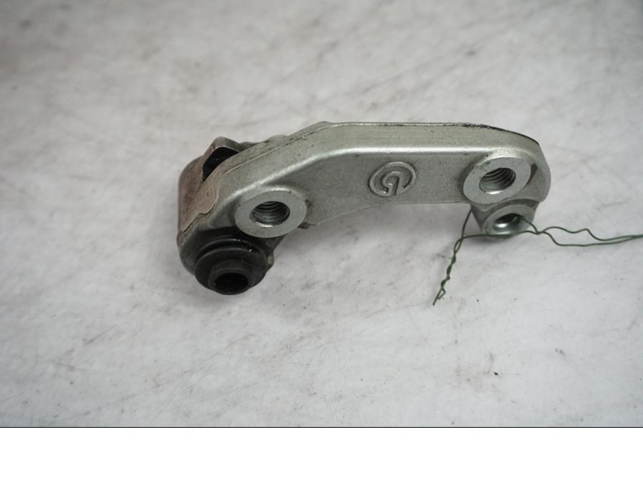 Baksidan på Bromsoksfäste från en Yamaha XT660Z Tenere -2009 motorcykel.