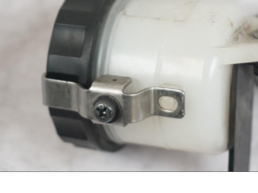 Snett uppifrån på Bromsvätskebehållare från en Triumph Tiger -2009 motorcykel.