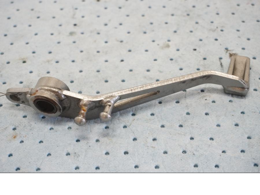 Baksidan på Bromspedal från en Kawasaki Z 900 -2019 motorcykel.