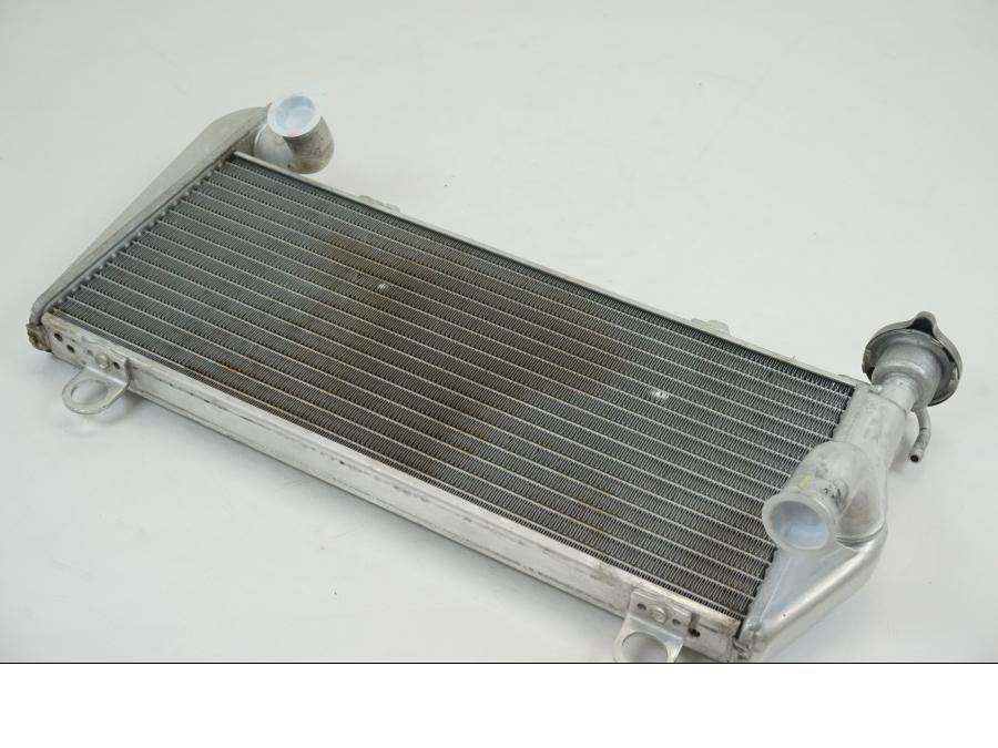 Vänster sida på Vattenkyl från en Ducati Streetfighter V2 -2022 motorcykel.