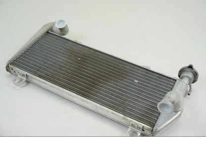 Vänster sida på Vattenkyl från en Ducati Streetfighter V2 -2022 motorcykel.