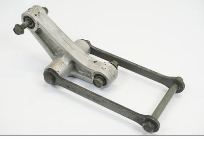 Framsidan på Stötdämparlänkage från en Yamaha TRX 850 -1997 motorcykel.