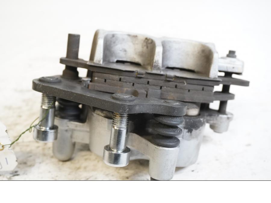 Höger sida på Bromsok från en Suzuki VL 1500 -2002 motorcykel.