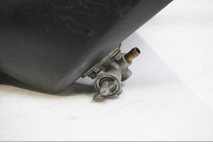 Snett nerifrån på Bensintank från en KTM 640 Duke -2001 motorcykel.