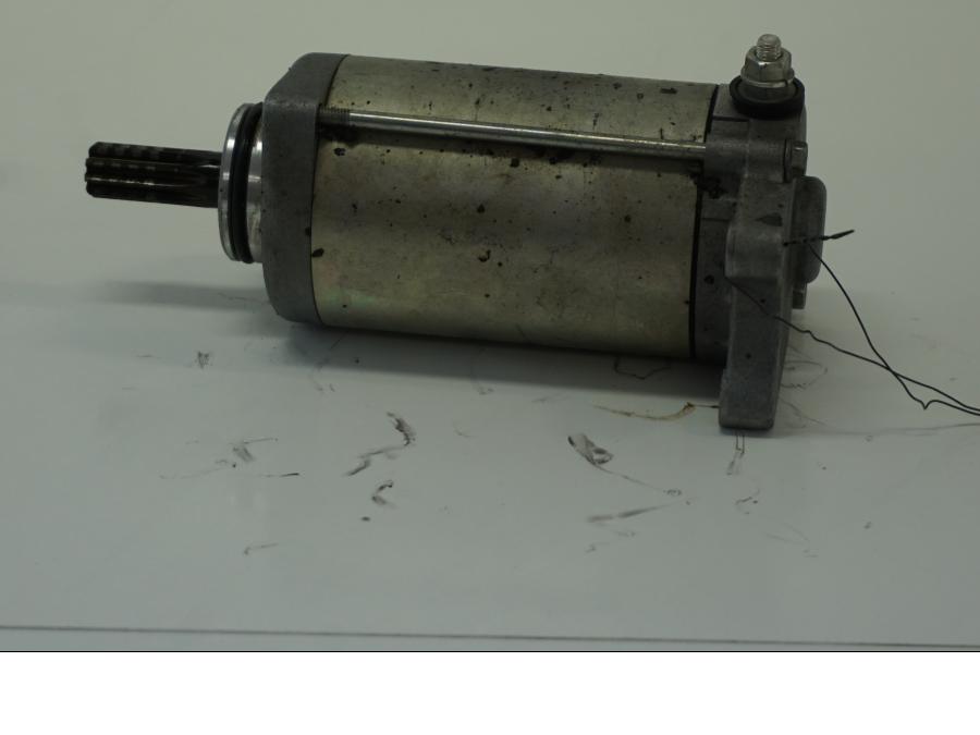 Baksidan på Startmotor från en Suzuki DL 1000 -2016 motorcykel.