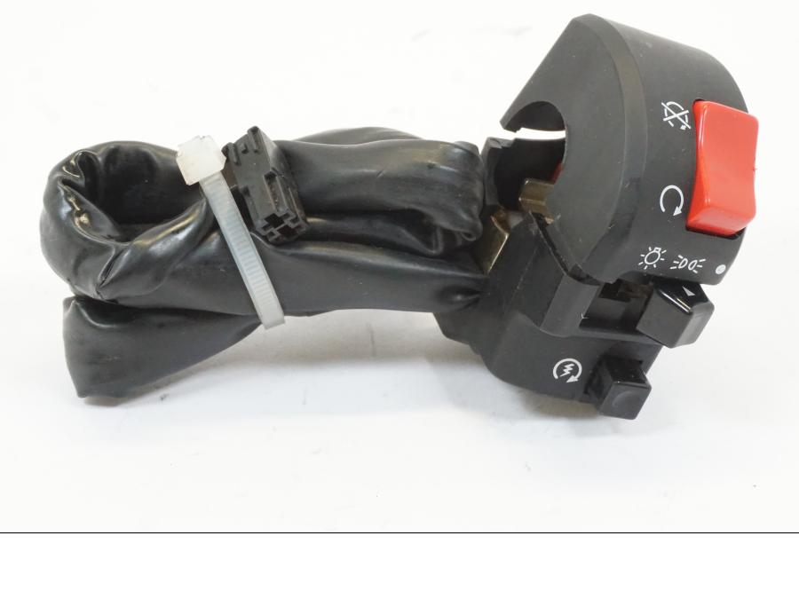 Framsidan på Styrelreglage från en Suzuki GSX 1400 -2002 motorcykel.