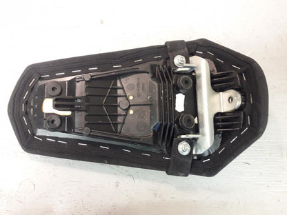 Höger sida på Sadel från en Yamaha MT 125 -2017 motorcykel.