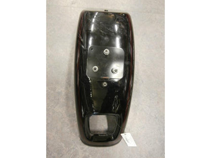 Framsidan på <p>Bakskärm till HD Softail Deuce FXSTD.</p>

<p>Synliga repor och bucklor</p> motorcykel.