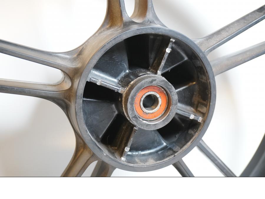 Baksidan på Fälg från en Yamaha YZF-R 125 -2008 motorcykel.