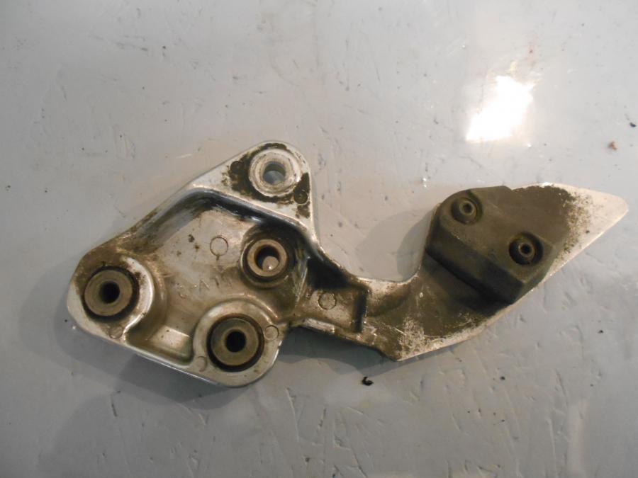 Höger sida på Fotpinnefäste från en Yamaha FZS 1000 -2002 motorcykel.