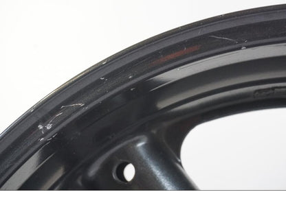 Snett uppifrån på Fälg från en Suzuki GSX 1300 RX -1999 motorcykel.