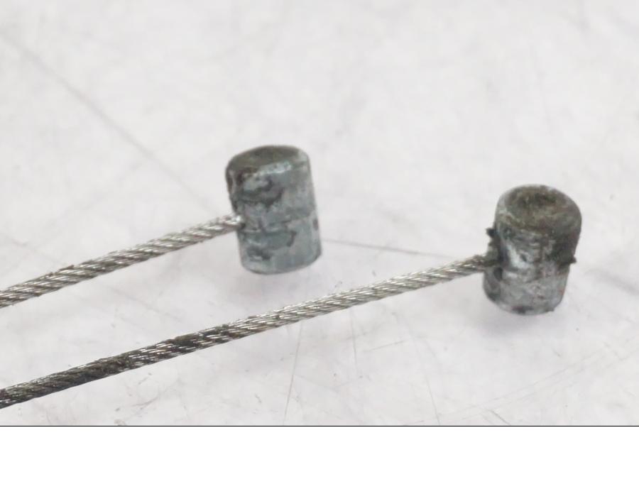 Vänster sida på Gasvajer från en Yamaha MT-09 -2016 motorcykel.